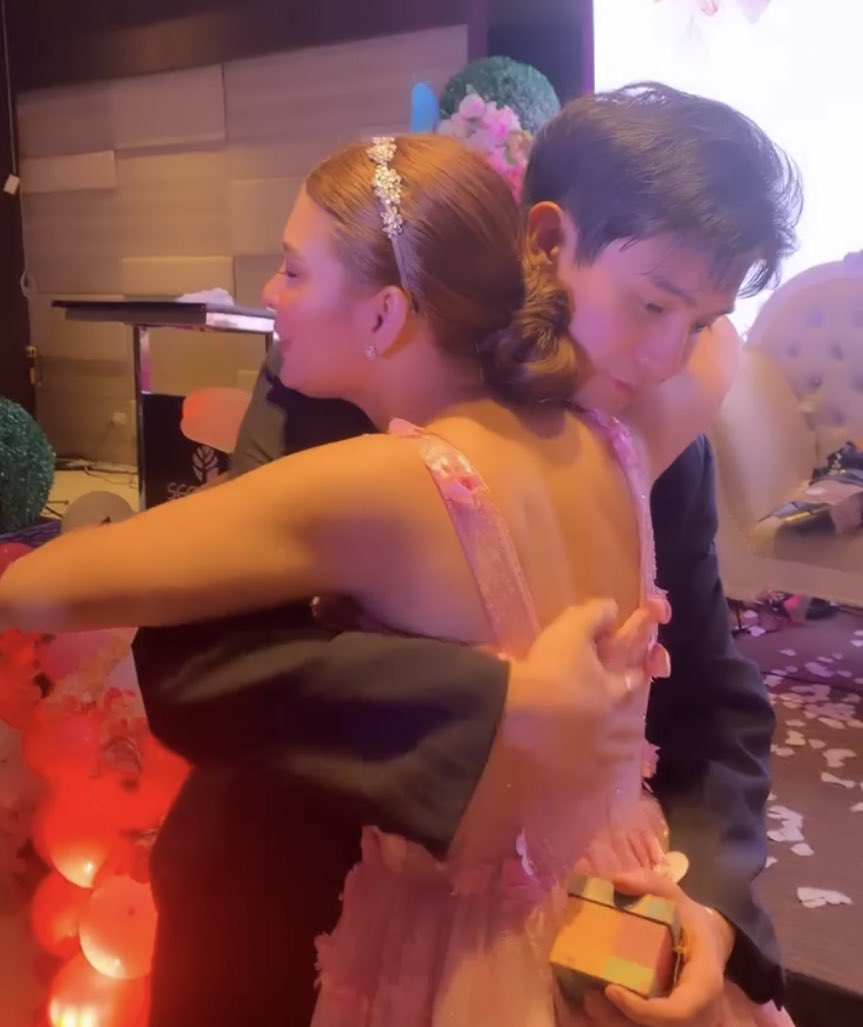 anjgosolo's tweet image. gift nya kay anj yan?🥺

HAPPY BIRTHDAY ANJI
#AnjiSalvacion