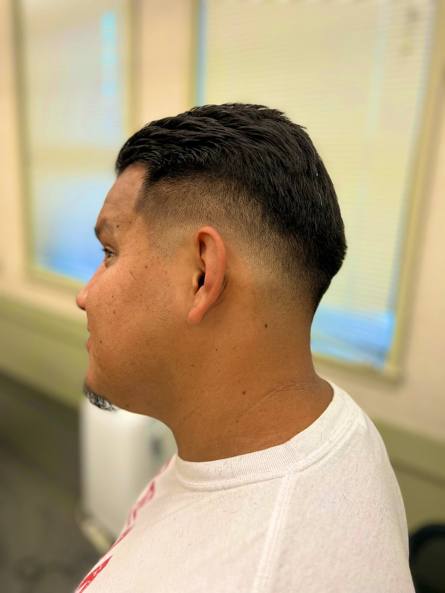 💈Friday Morning Cuts💈 

Cultures grow on the vine of tradition.

Senior <a href="/Amos04300578/">Amos Munoz</a> giving our Athletic Director @CoachJDeLaRosa a fresh cut this morning in preparation for our league opener against the <a href="/TAMathletics/">Tamalpais Athletics</a> Hawks! 

#VamosSR #WeAreSR <a href="/westcoastpreps_/">West Coast Preps</a>