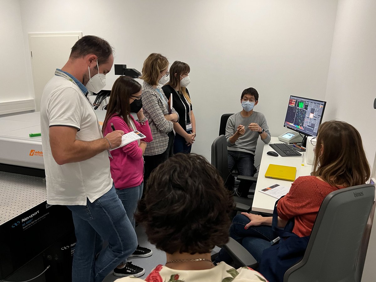 MeschkatMartin's tweet photo. Have you ever tried #MINFLUX-Tracking in living cells? Here @TakahiroDeguch1 from @JonasRies Lab is demonstrating it live at #EMBLSTED_MINFLUX  @EmblImaging.
Have a look at DOI:10.1101/2022.07.25.500391v1  for the full story @EMBLEvents 
#microscopy #science #fluorescentfriday https://t.co/X2NF3R6P78
