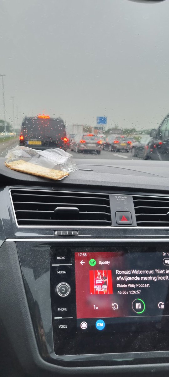NielsPersoon's tweet photo. Zeg @SkieteWillyPod, weten jullie of @thuisbezorgd ook op de snelweg bezorgd? In de file naar de podcast luisteren is prima, maar om 18:00 uur is het wel tijd voor een #thuisbezorgmoment toch? https://t.co/AekAzHokNp