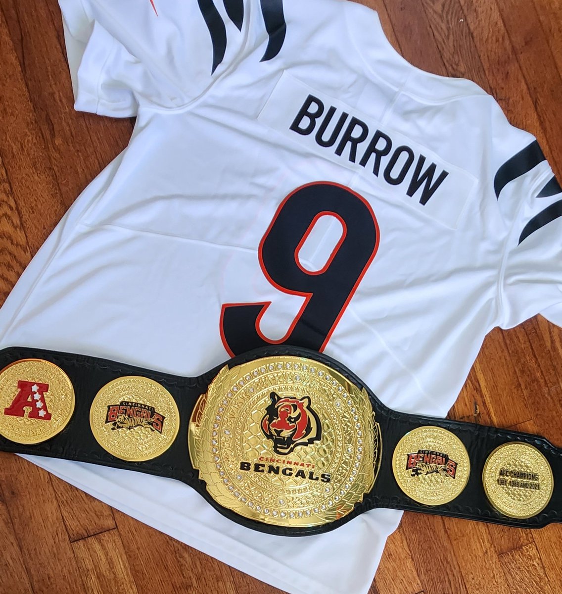 BengalsAnon's tweet photo. Belt has arrived! I'm ecstatic with the work that has been put in by @olw2k and appreciate him greatly. Hopefully taking it to a game sometime this year. #WhoDey #RuleTheJungle @Bengals @thebengalorian @DrunkBengalsfan @JoeGoodberry @BengalsCaptain @bengaljims_BTR https://t.co/2gvQwKyFhw