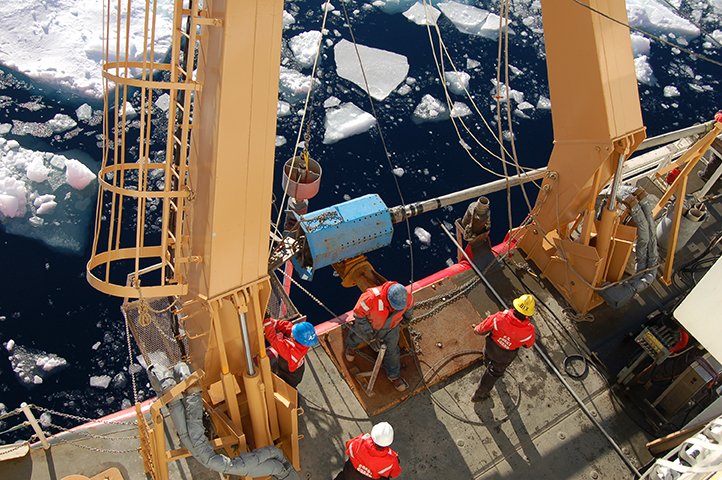 WHOI's tweet photo. What do #coral skeletons, #seafloor sediments  &amp; #glacier ice in common? All are natural time capsules that tell the story of Earth’s #pastclimate, helping us predict our #climatefuture. Make the #OceanClimateConnection at https://t.co/hjuJ17y5bW https://t.co/3YaTgv6vGP
