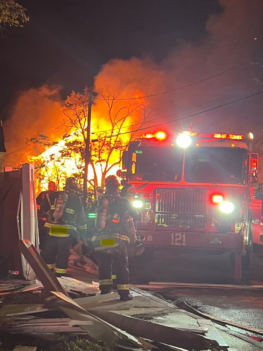 E265L121B47's tweet photo. Earlier this morning, #BestOnTheBeach’s #Engine265, #Ladder121 &amp; #Battalion47; #HollandHouse’s #Engine266; and #TheBeachHouse’s #Engine268 &amp; #Ladder137 operated at the scene of a 2-Alarm fire on Beach 85th St., Rockaway, NY. The blaze engulfed 3 vacant private dwellings. #fdny https://t.co/G0Q3wwwkAi
