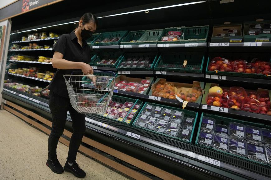 1/6 Thread on the UK #MiniBudget Yesterday evening, on the eve of #minibudget2022, I wrote a short piece for @HRW setting out how a #humanrights lens can help guide economic policy, as fuel and food prices spiral and inflation hits double digits hrw.org/news/2022/09/2…