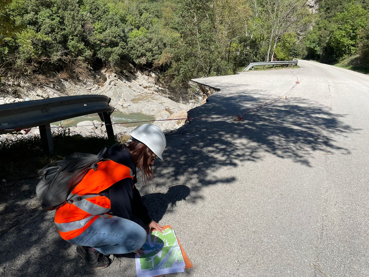 DPCgov's tweet photo. Abbiamo attivato il Centro per la #protezionecivile dell'Università di Firenze per valutare il rischio idrogeologico residuo sul territorio in seguito all'#alluvione che ha colpito le #Marche. I primi due team sono già operativi nei comuni di Cagli e Sasso Ferrato
#23settembre https://t.co/HMgCX3C5mr