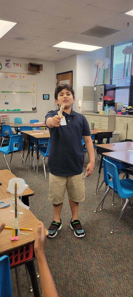 catalinavg88's tweet photo. #STEM-TASTIC Fri-YAY challenge for all our  @farinefalcons Today we read #NotAStick by @antoninettePortis and their creations are beyond amazing! @Enrichment_IISD @IrvingISD https://t.co/Zs3SvyKuy7