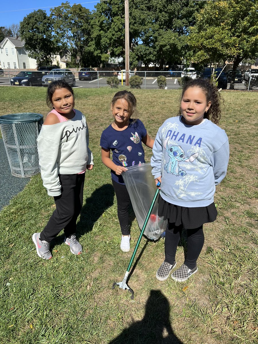 MissCallano's tweet photo. Our girls helping to keep the school playground clean🗑♻️ #recess #cleanup https://t.co/kDTcHEeO7L