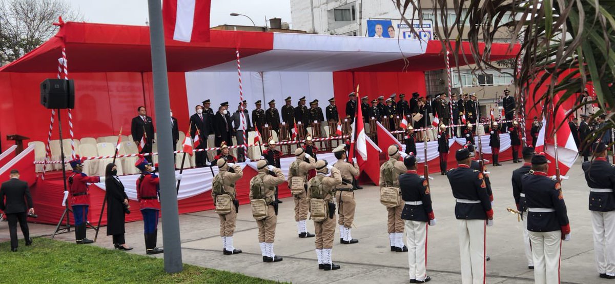 fapperu's tweet photo. #FAPahora En el marco del Día de las Fuerzas Armadas, se realiza la ceremonia de izamiento del Pabellón Nacional en la Plaza de la Bandera. Al acto que preside el Jefe de Estado, asistieron el Ministro de Defensa, el Jefe del Comando Conjunto (1/2) https://t.co/eFxBKWZG8y