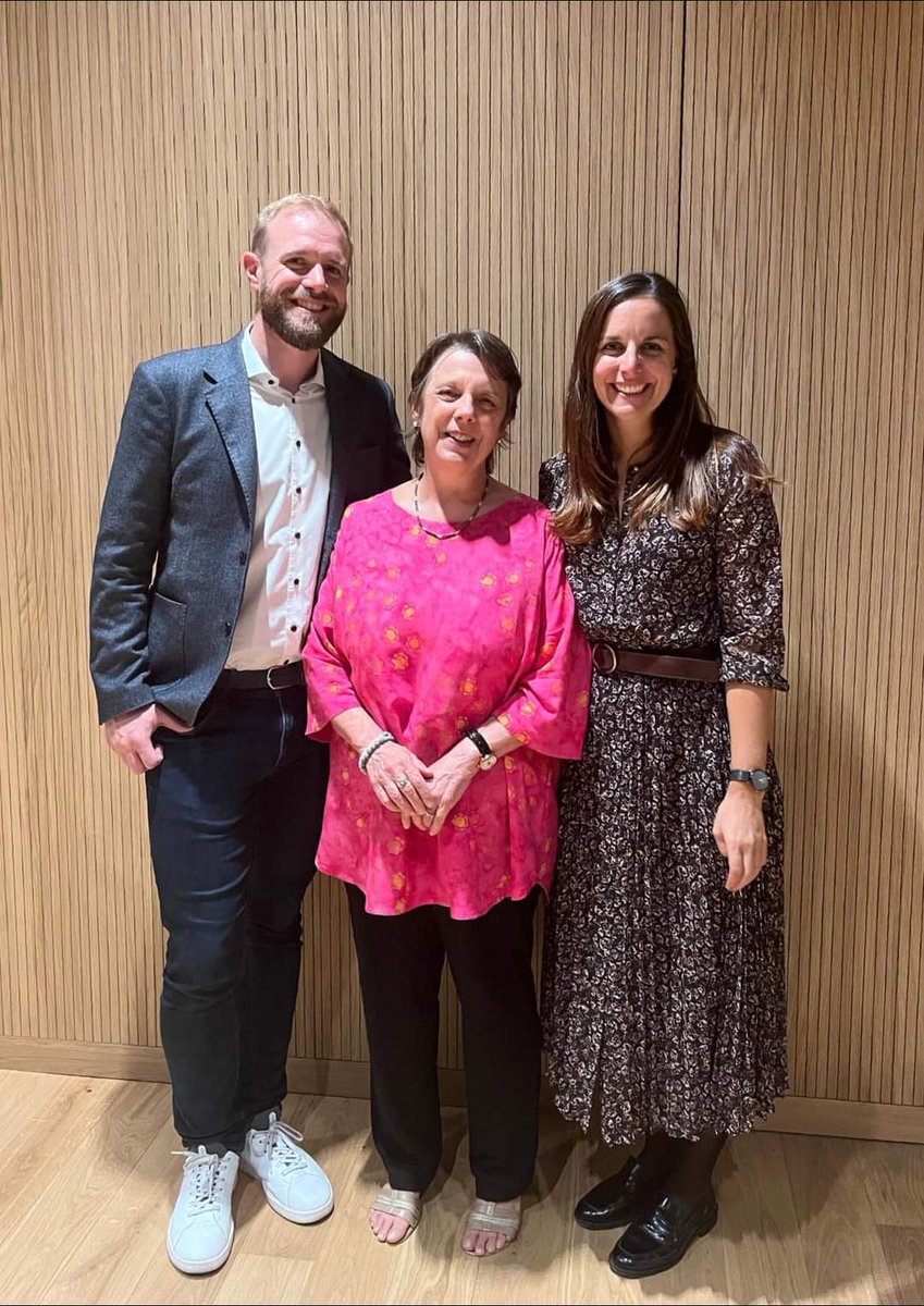 Le parti @pvlVD m'a réélue hier soir à sa présidence pour deux ans. C'est un grand honneur et une belle marque de confiance, et je me réjouis de relever les défis qui nous attendent. Je serai accompagnée par 2 vice-présidents compétents, @laetitiabettex et @mathias_paquier 🌞