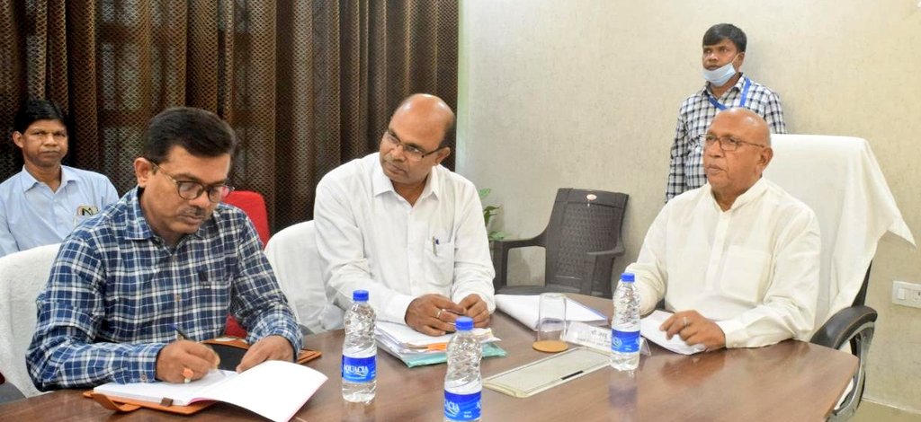 BokaroDc's tweet photo. झारखंड विधानसभा की सरकारी उपक्रम समिति के माननीय अध्यक्ष श्री सरयू राय ने सरकारी उपक्रमों के अधिकारियों के साथ बोकारो परिसदन में बैठक की। बैठक से पूर्व माननीय अध्यक्ष को पुष्प गुच्छ देकर स्वागत किया। 
@JharkhandCMO 
@rnuddkranchi 
@prdjharkhand 
@roysaryu 
@RanchiPIB https://t.co/3LVJP46gIa