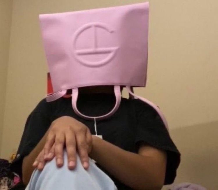 urstarzoe's tweet photo. got my telfar bag 🤭 https://t.co/MdCW0qD75b