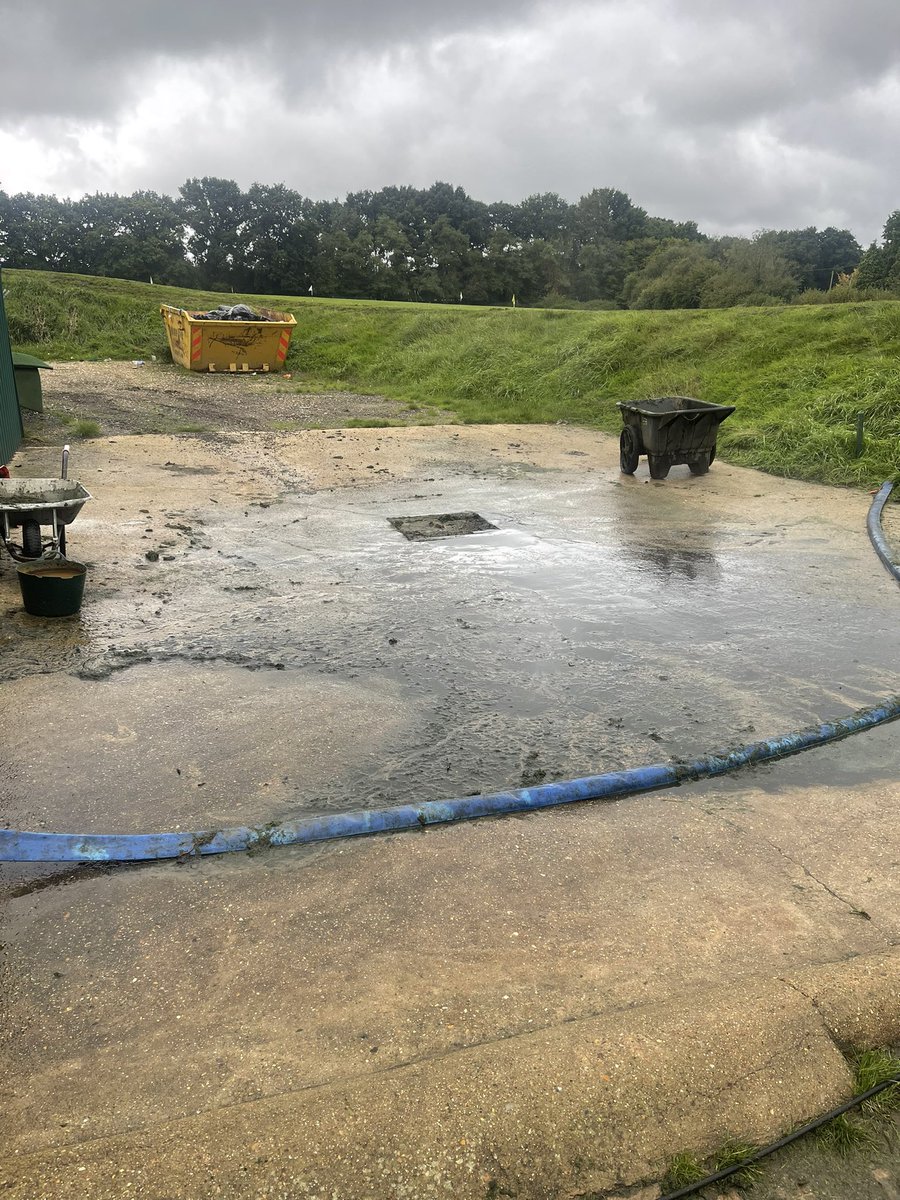 Ryalin95's tweet photo. A whole day of rain means doing a job that every greenkeeper loves. Cleaning out the wash bay and coming home smelling like fermented duck eggs. Satisfying before and after though 😂
#greenkeeper #greenkeeping #turfmatters #sportsturf #golf https://t.co/lUtNURzOn0