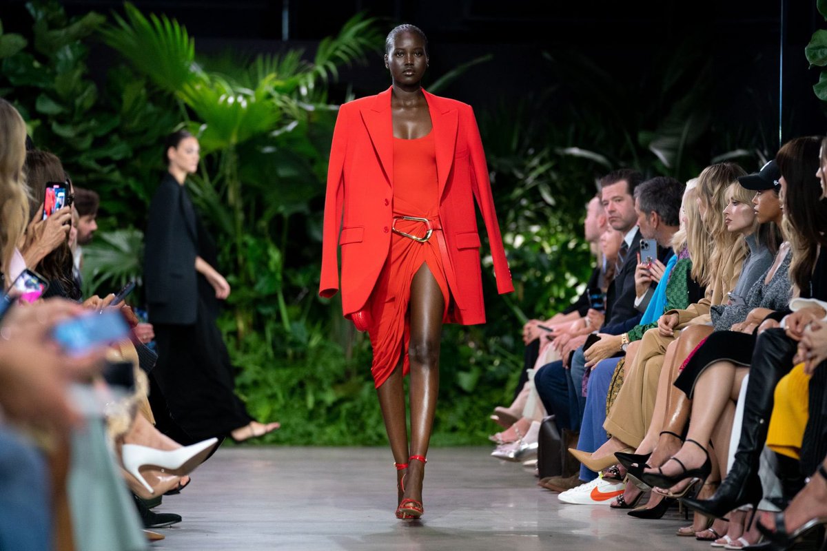 NEW YORK FASHION WEEK✨👗Ha arribat la temporada més elegant de l'any, l'esdeveniment més esperat per als amants de la moda. Més informació al nou article a la web!✨