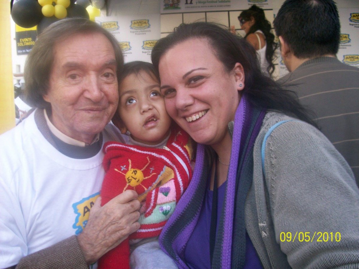 Montulina's tweet photo. #MiFotoConBala@nuestratarde hace muchos años atrás...unos 14 años.
En el evento solidario de maca del día del taxista en el Garraham...
Su infaltable sonrisa quedó plasmada en mi alma así como en esta foto.
Gracias Carlitos ;) https://t.co/ul3czHkqYz
