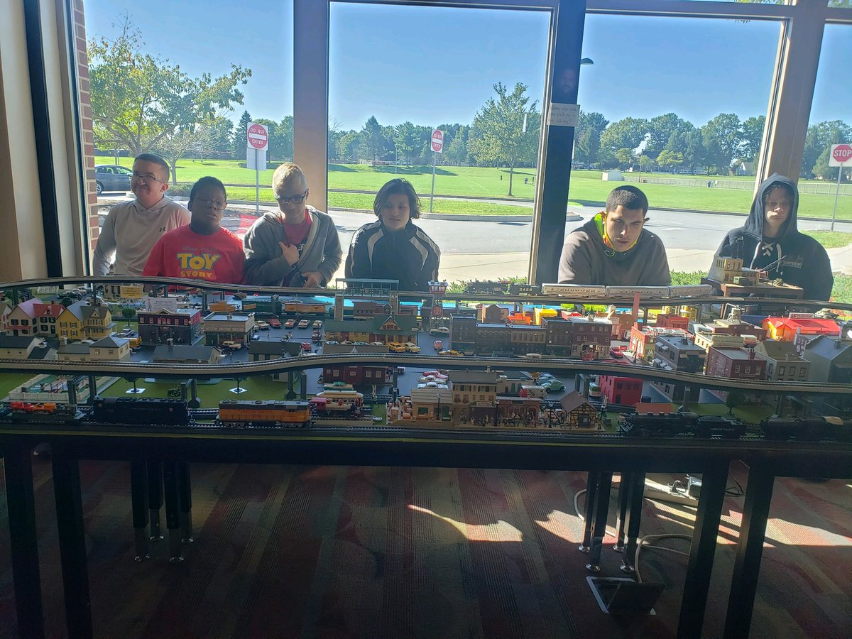WarwickHSpride's tweet photo. Thank you Mr. Martin and  @Warwick_MS for inviting @Pals_Warwick to visit the train display today! https://t.co/PaqIUF0814