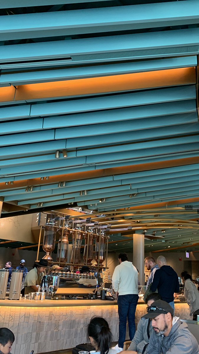 gargi_mishra2's tweet image. Worlds largest Starbucks. Overpriced lattes with latte art. Fireplace. Name a better spot to write your scientific paper. I’ll wait. #StarbucksRoastery #Chicago