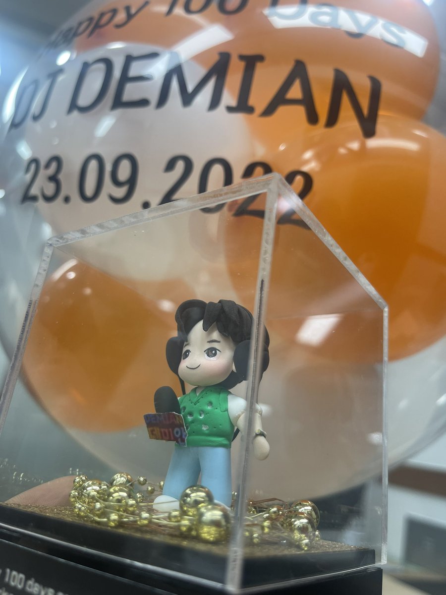 Demian_tweet's tweet photo. 라디오 디제이 100일 기념! 챙겨주시고 보러와주셔서 너무너무 감사합니다 딜라이트🍊 앞으로도 금요일마다 재미있게 놀아요
100 days as a DJ in arirang radio! Thank you so much for the celebration, flowers, cookies and gifts🍊let's have fun every friday https://t.co/4yIO0SU8pe