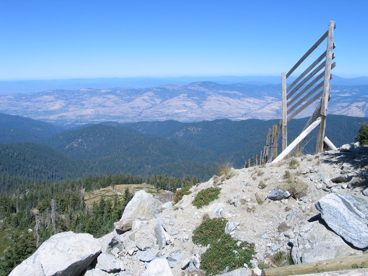 theMarLeland's tweet photo. @Miss_Mcfadyen Hello 4th graders from the top of Mt. Ashland (altitude 7500ft-2286 meters) in beautiful southern Oregon, USA! https://t.co/GLXf8WTVc9