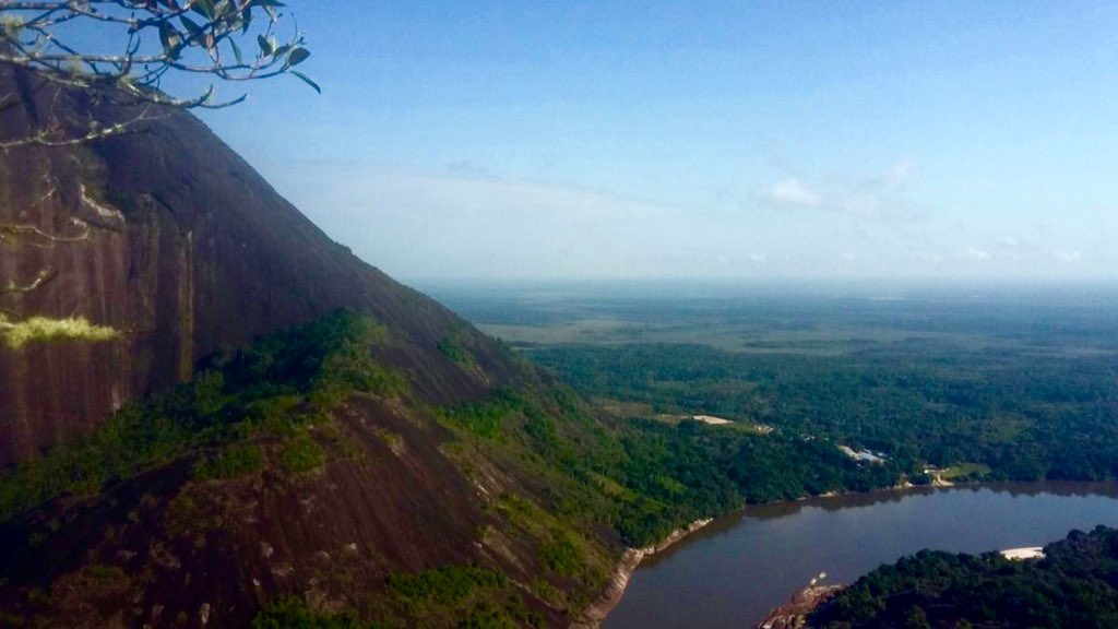 Este impresionante observatorio natural que pareciera levitar sobre la selva, es lo que llaman Mavecure. Son tierras del biodiverso Inírida. 

Fotos de <a href="/elpatosalcedo/">El Pato Salcedo</a>