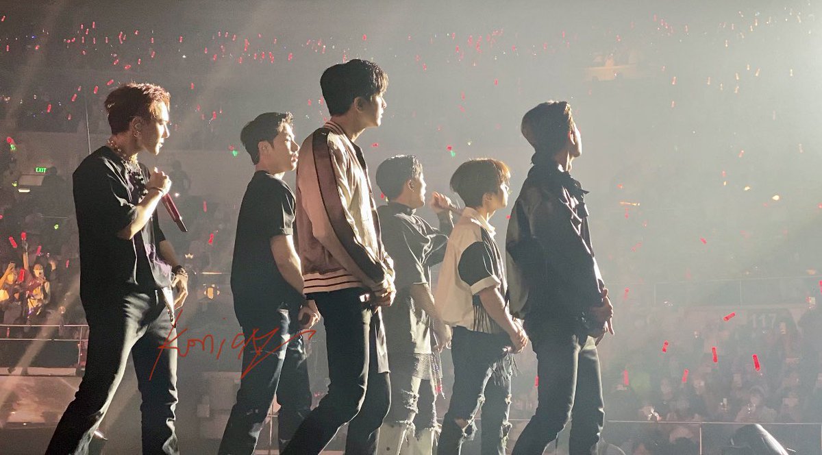 1221BBY's tweet photo. the artists                                            the crowd https://t.co/9bOrKtV4JJ