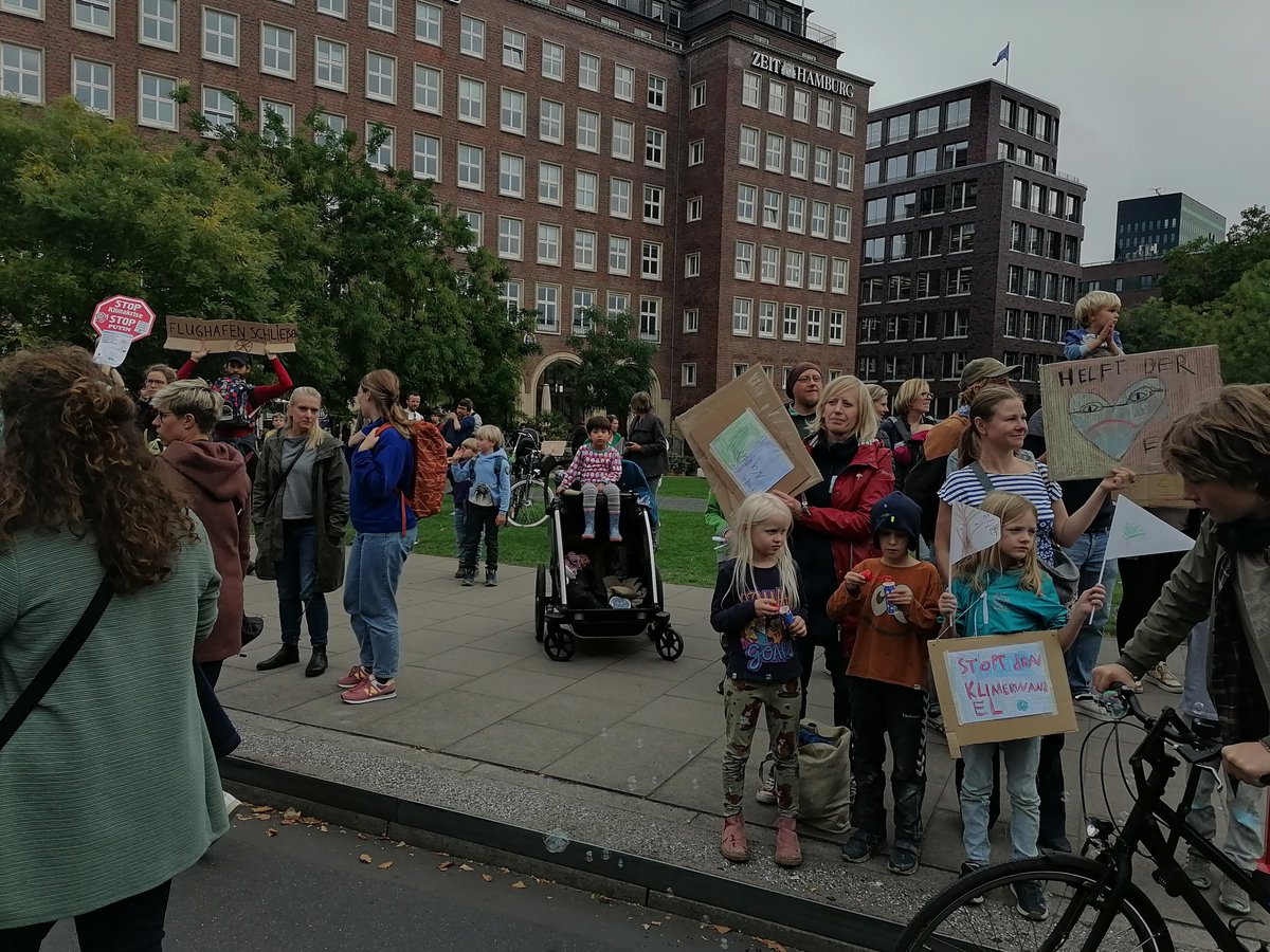 endelstamberg's tweet photo. #ClimateStrike Week 156 (Part 2)

Global Climate Strike in Hamburg!
PEOPLE NOT PROFIT!
❤️☮️🌍🌏🌎🌳🌱🌿🌺🌼🏵️🌻🌞🦋

#ClimateStrike #FridaysForFuture #fridaysforfuturehamburg #Hamburg #PayUp4LossAndDamage
#LossandDamage #debtforclimate #twiff https://t.co/RxTc1AAXxY