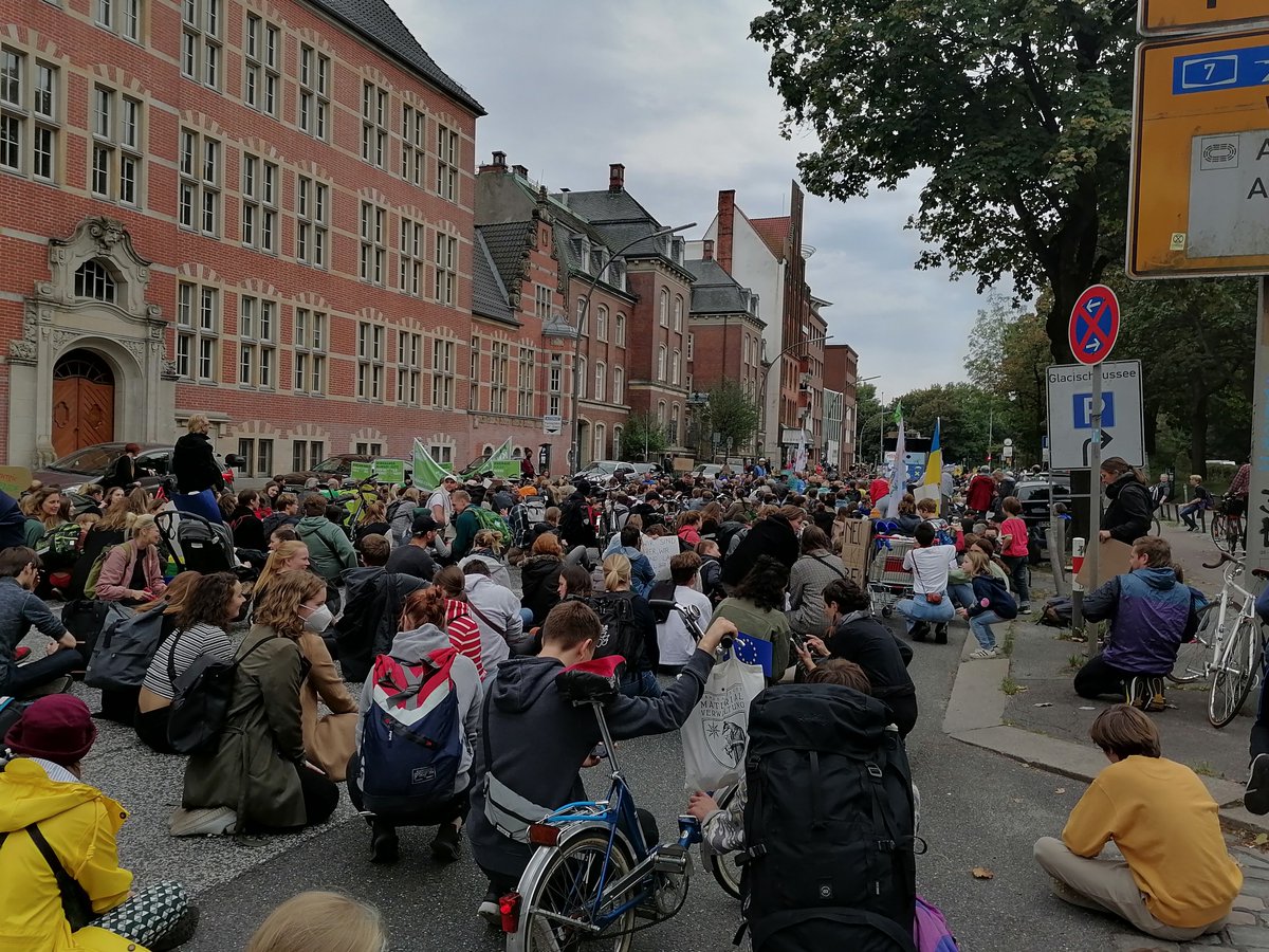 endelstamberg's tweet photo. #ClimateStrike Week 156 (Part 2)

Global Climate Strike in Hamburg!
PEOPLE NOT PROFIT!
❤️☮️🌍🌏🌎🌳🌱🌿🌺🌼🏵️🌻🌞🦋

#ClimateStrike #FridaysForFuture #fridaysforfuturehamburg #Hamburg #PayUp4LossAndDamage
#LossandDamage #debtforclimate #twiff https://t.co/RxTc1AAXxY