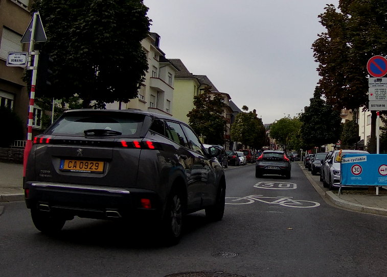 marcgerges's tweet photo. Mat dem Ofstand gett et och näischt, an Kräizungen sinn och keen Hindernis. #Flemm. #ruedestrevires #ruecyclablelux @CyclistSiggy @CityLuxembourg 2/2 https://t.co/nG1XRhfweG