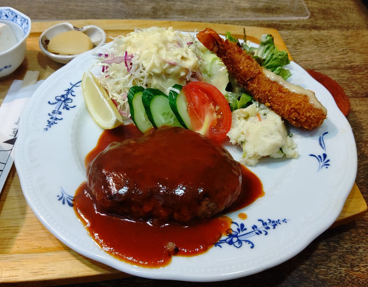 cizuko's tweet photo. 金曜日は、久々の京都へ。
ステキな個展を見にいき、ほっこり♥さらに搾りたてモンブランをいただき、予定外のハンバーグ屋さんゲンペさんへ。家庭的なハンバーグで🐴🐴お土産は、然花抄院さんの栗カステラ🌰
楽しい。1日でした。
#野間五月
#アートスタジオ567
#栗と私
#GENPE
#然花抄院 https://t.co/ZFtJYIiC4w