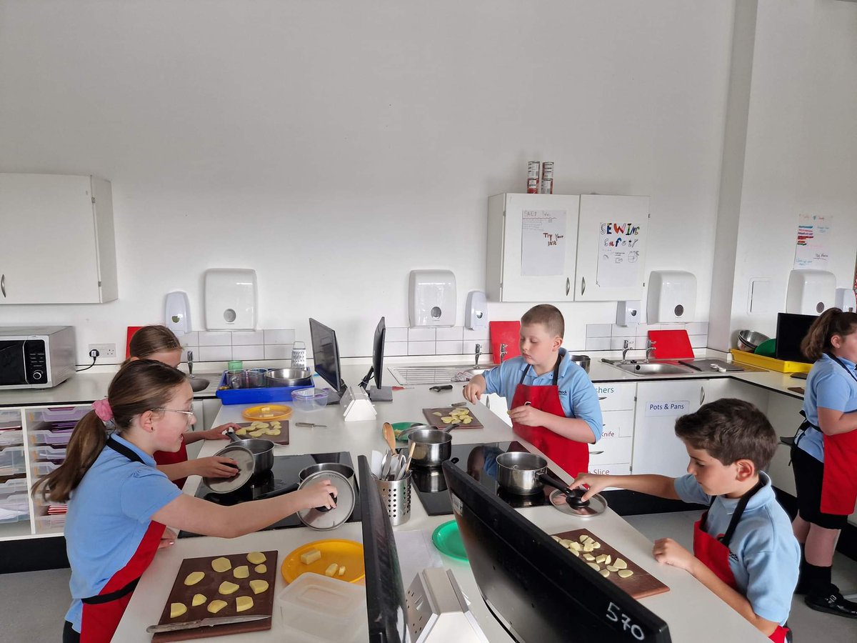 GarnockPrimary's tweet photo. Primary 6 Group A enjoyed making cheesy potatoes. They were practising their chopping and grating skills today. The verdict from most was that 'they were delicious' as Ruby was spotted gobbling hers all up! 
@GarnockCampus
#lifeskills #delicious @GarnockHEDept https://t.co/PznqTPzbCr