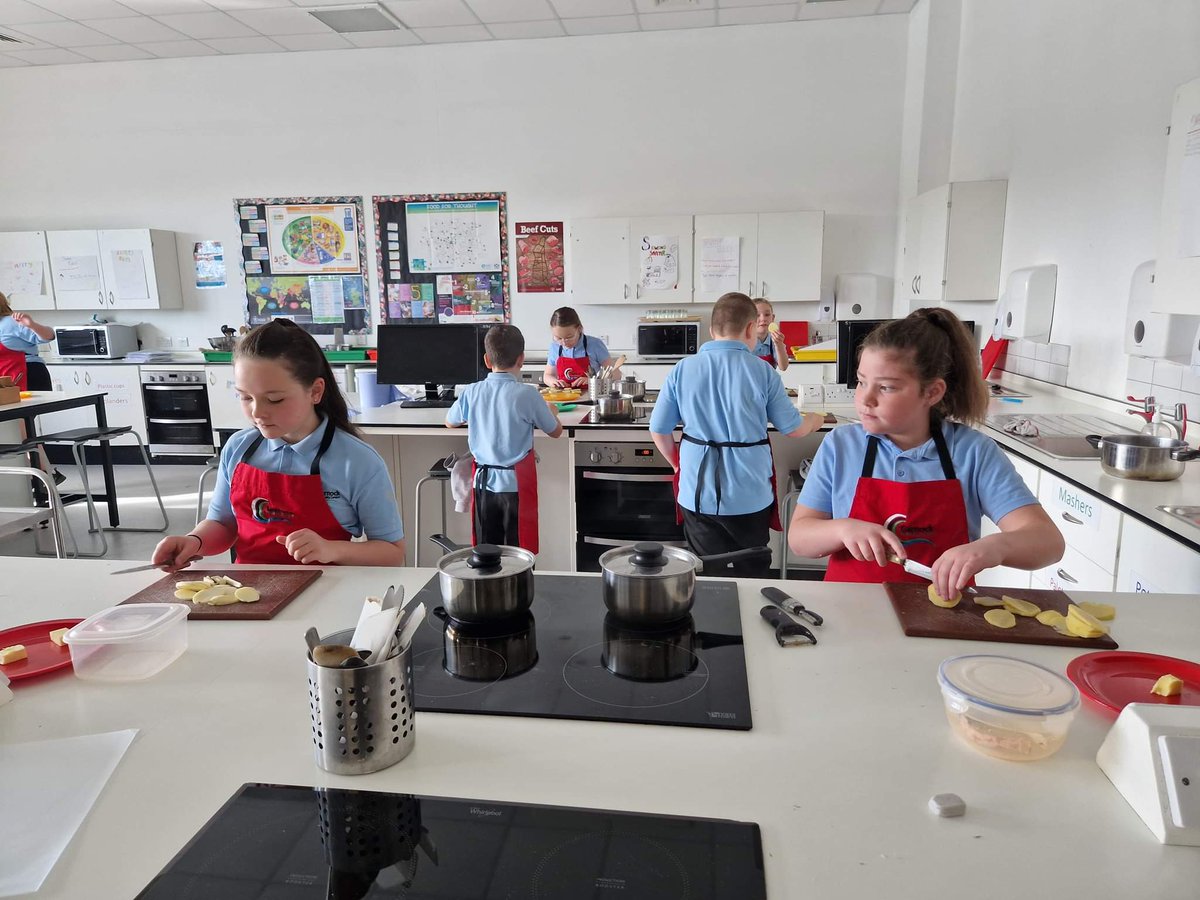 GarnockPrimary's tweet photo. Primary 6 Group A enjoyed making cheesy potatoes. They were practising their chopping and grating skills today. The verdict from most was that 'they were delicious' as Ruby was spotted gobbling hers all up! 
@GarnockCampus
#lifeskills #delicious @GarnockHEDept https://t.co/PznqTPzbCr