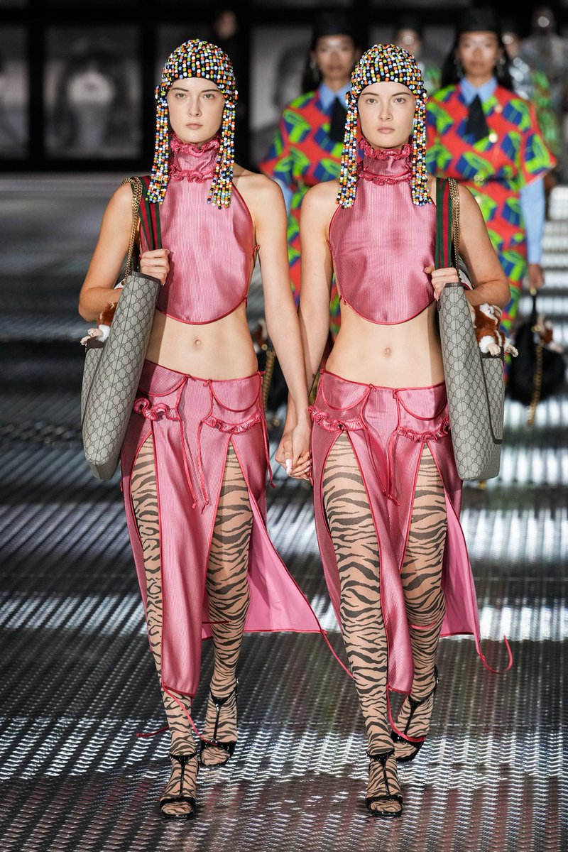 mieiraviranda's tweet photo. chorando com a coleção da gucci onde a gay alessandro michele colocou dezenas de gêmeos idênticos na passarela. detalhe: só na fila final a plateia descobriu que eram gêmeos e não algum truque de espelho. her mind. https://t.co/BUmnxHwB4D