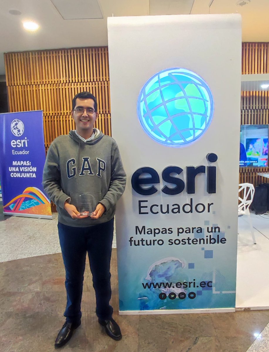 andvelastegui's tweet photo. Durante el evento #EsriCUE, Geancarlo Gerrero estudiante de ingeniería civil y miembro del Club @gissc_espol, recibió el reconocimiento del #EcuadorMapChallenge 2022 por obtener el 1° lugar en el concurso.

Felicidades @geangueca 👏

#SomosESPOL #ADNespol https://t.co/Sp0eDJv2ux