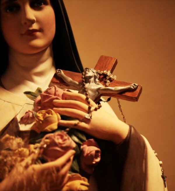 Santa_Palabra's tweet photo. “Con el Rosario se puede alcanzar todo. Según una graciosa comparación, es una larga cadena que une el cielo y la tierra, uno de cuyos extremos está en nuestras manos y el otro en las de la Santísima Virgen". Santa Teresita del Niño Jesús https://t.co/9pCUL8hdnq