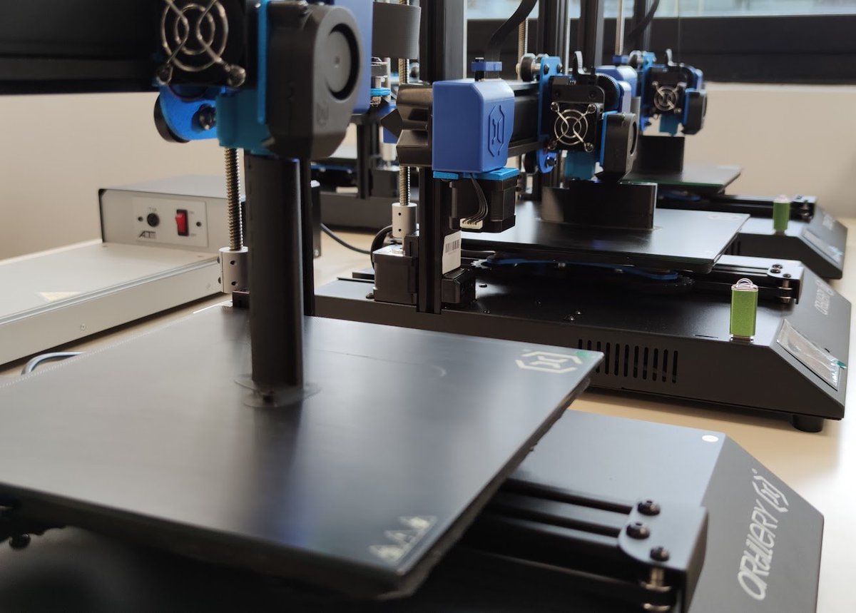 MakerSpaceULSA's tweet photo. L'association @UniMakersAmiens entame ses projets pour l'année 2022-23 avec l'aide du Makerspace. Au programme cette semaine :
- Modélisation d'un avion RC dans @FreeCADNews 
- Impression 3D des premières pièces
- Réparation d'un afficheur LED https://t.co/Ek9oTw4zpf