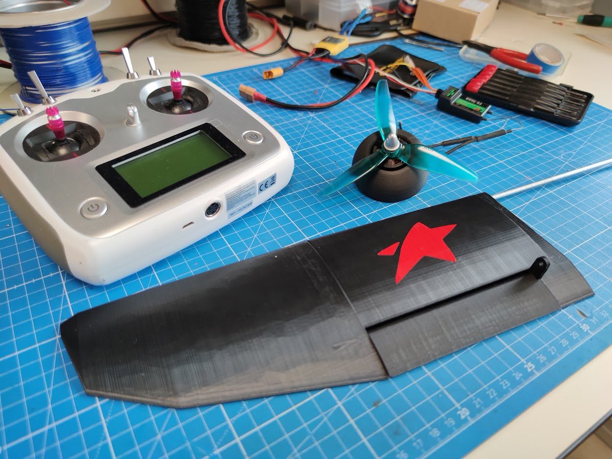 MakerSpaceULSA's tweet photo. L'association @UniMakersAmiens entame ses projets pour l'année 2022-23 avec l'aide du Makerspace. Au programme cette semaine :
- Modélisation d'un avion RC dans @FreeCADNews 
- Impression 3D des premières pièces
- Réparation d'un afficheur LED https://t.co/Ek9oTw4zpf