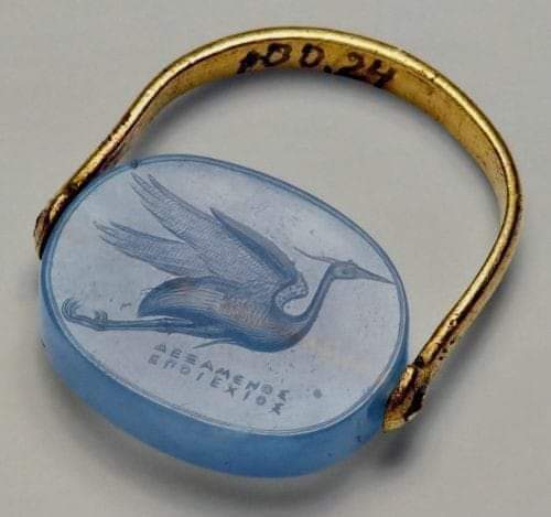 iDialects's tweet photo. A wonderful seal ring from Greek island of Chios. About 575 BC.

Gold and stone Sapphire with a unique expression Flying heron. 
The Heron message transfer symbol in Ancient times.

 Engraved and his name Artist, Dexamenos of Chios.

 Received from Greek island of Chios. https://t.co/3BGBtRcZOp