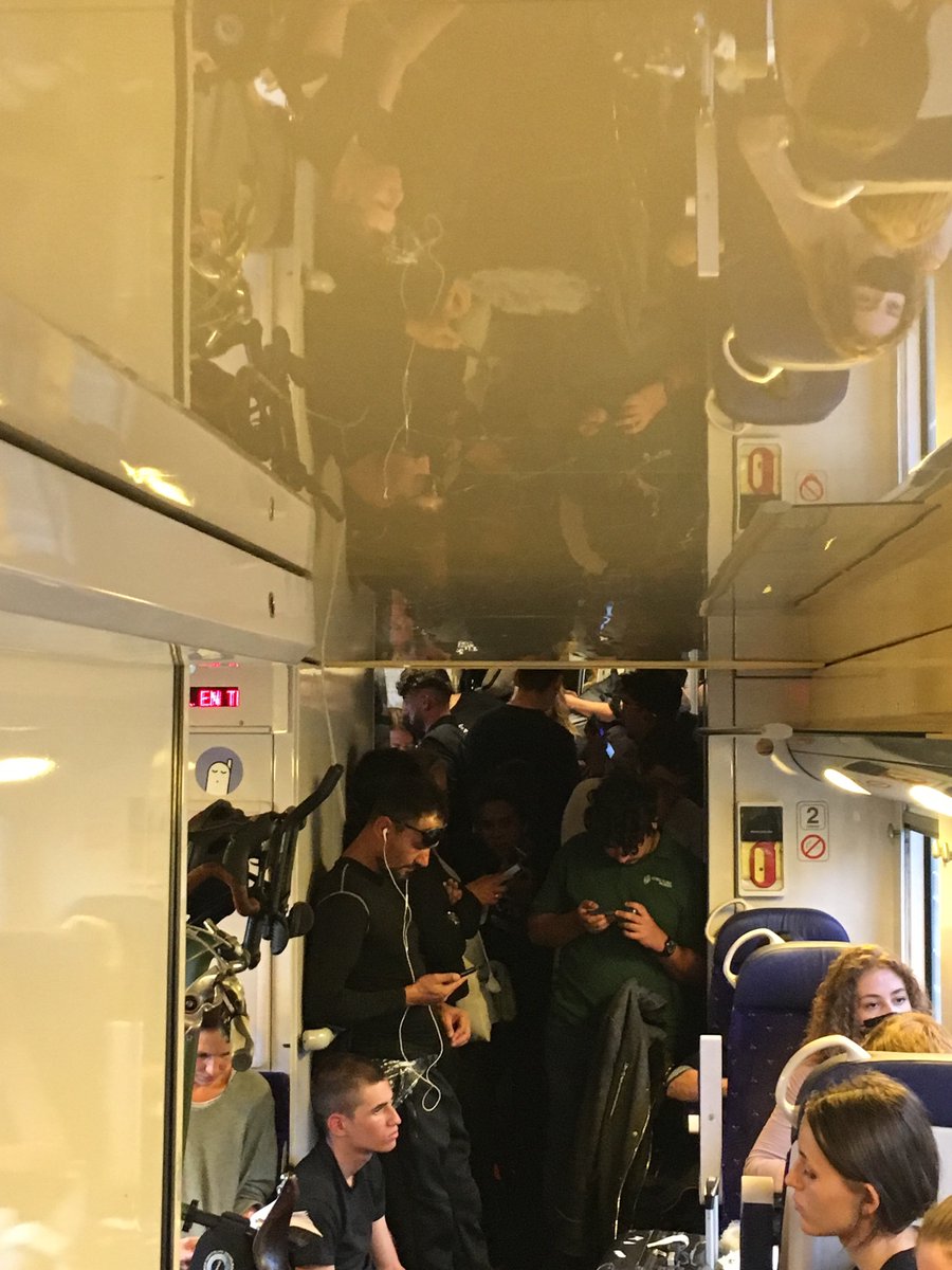 JBLabeur's tweet photo. Coincé debout depuis 1h dans le #TER17629 LyonGrenoble en raison d’un autre train en panne Retour à Lyon Part Dieu Le 17629 est parti surchargé sans clim ! Le contrôleur n’a pas été réussi à ouvrir les fenêtres de secours! Est ce normal? @SNCFTERAURA @GroupeSNCF @laurentwauquiez https://t.co/GWbd8xkRxC