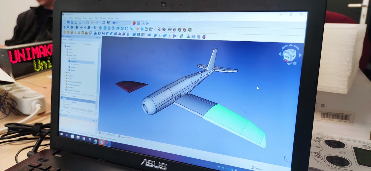 L'association <a href="/UniMakersAmiens/">Unimakers Amiens</a> entame ses projets pour l'année 2022-23 avec l'aide du Makerspace. Au programme cette semaine :
- Modélisation d'un avion RC dans <a href="/FreeCADNews/">FreeCAD (CAD+CAM+FEA)</a> 
- Impression 3D des premières pièces
- Réparation d'un afficheur LED