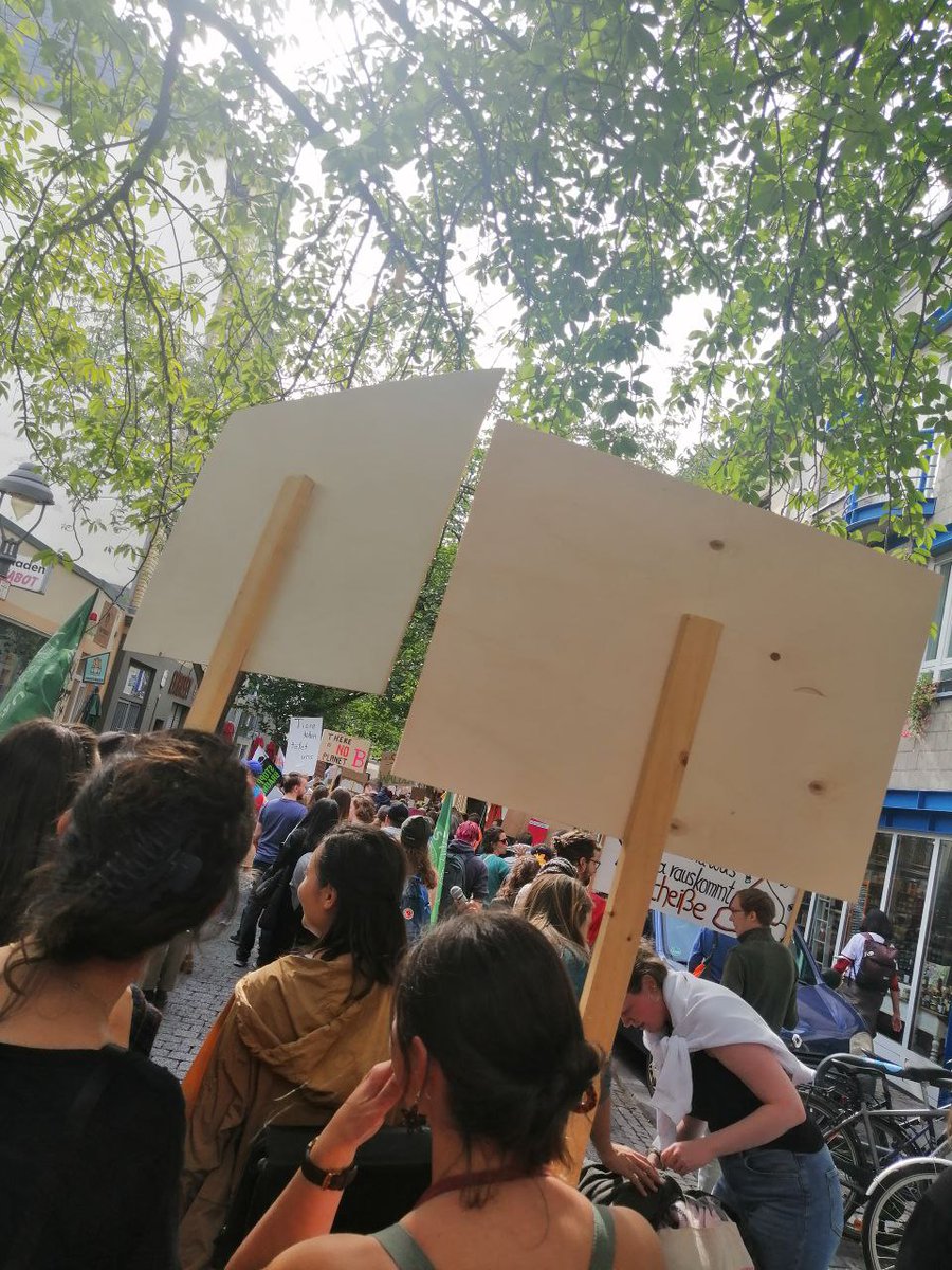 LEUTE! Vielen Dank für die 3000 Leute die heute bei uns in Bonn mitgestreikt haben für eine klimagerechte und solidarische Welt!
Es war krass und wir halten den politischen Druck nach oben!
Kommt gerne wieder!
