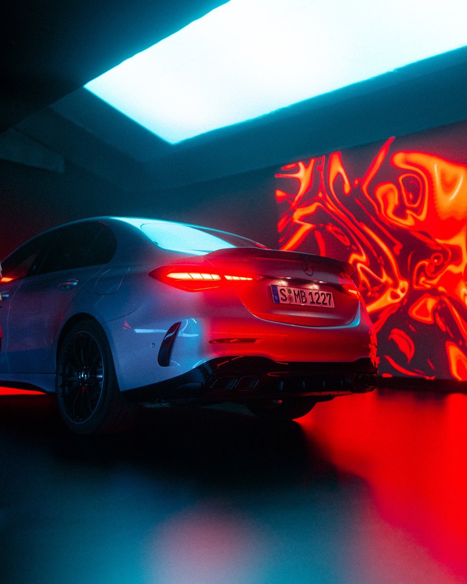 The all-new Mercedes-AMG C 63 S E PERFORMANCE makes its mark.

[WLTP: Kraftstoffverbrauch gewichtet, kombiniert: 6,9 l/100 km | CO₂-Emissionen gewichtet, kombiniert: 156 g/km | Stromverbrauch gewichtet, kombiniert: 11,7 kWh/100 km | amg4.me/DAT-Leitfaden-…]