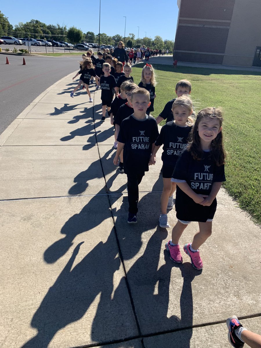nathangwinn's tweet photo. Today was a HUGE hit! Thank you to @BlueCotton @southwarrenhs 

Building stronger connections between schools and communities is the reason I went into administration. I love seeing these FUTURE SPARTANS in action! 

@WarrenCoSchools @RobClayton10 https://t.co/MevYRktd9J