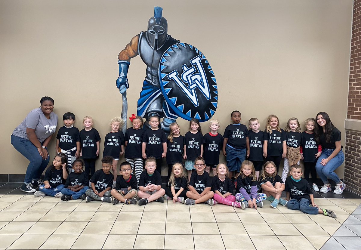 nathangwinn's tweet photo. Today was a HUGE hit! Thank you to @BlueCotton @southwarrenhs 

Building stronger connections between schools and communities is the reason I went into administration. I love seeing these FUTURE SPARTANS in action! 

@WarrenCoSchools @RobClayton10 https://t.co/MevYRktd9J