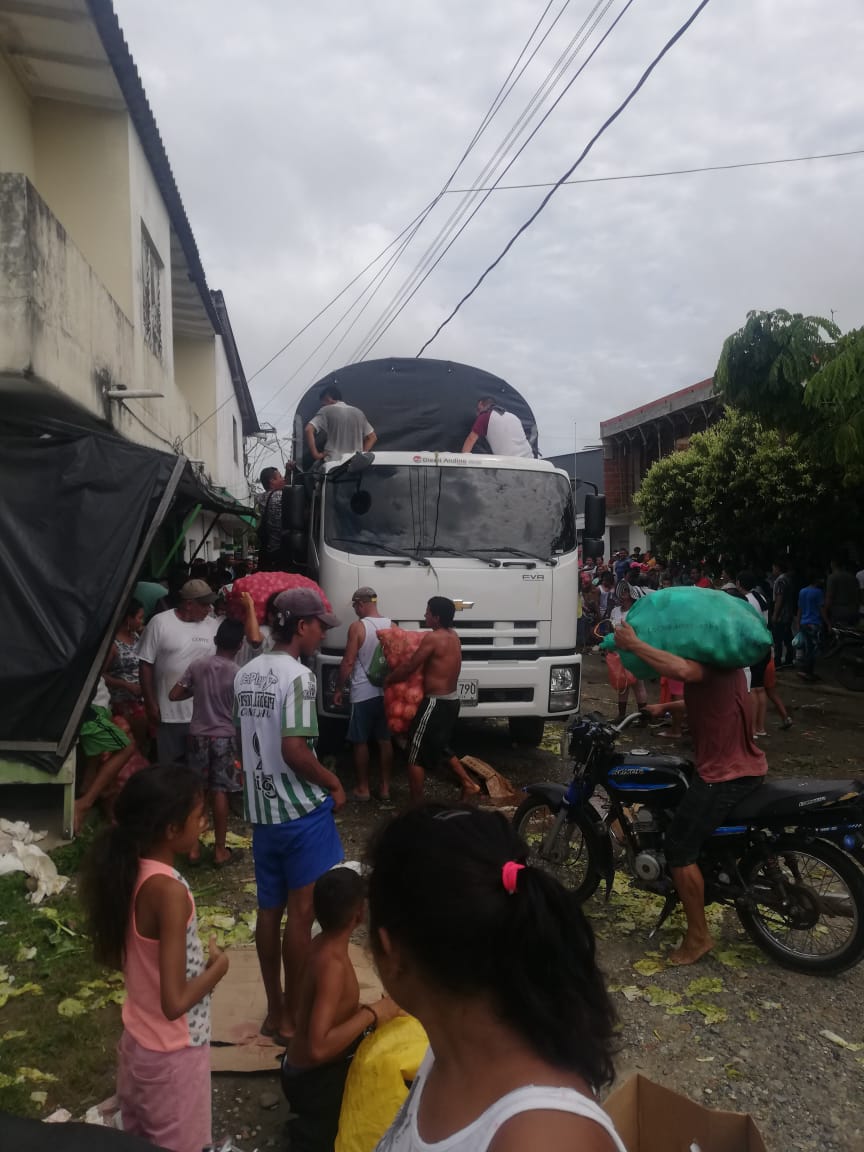 Colfecar's tweet photo. #SOS No hay derecho que el Estado deje a miles de conductores de vehículos de carga a merced de los vándalos, expuestos al hurto total de las mercancías, sin alimentos, completamente abandonados. Exigimos la presencia del Gobierno Nacional, nos van a quemar los carros. https://t.co/IqODvLCrBT