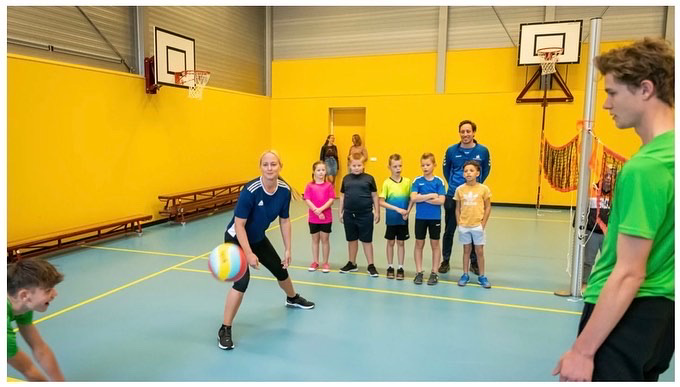 MijntjePluimers's tweet photo. #Sporten en bewegen zijn leuk en gezond! Ihkv #WKVolleybalVrouwen en volleybalclinics vandaag namens college ‘eerste opslag’ mogen doen met toppers v @SSSBarneveld en @SDSVoorthuizen Blije kinderen #DeVogelhorst zó enthousiast en lekker aan de slag! 🏐 Vele scholen doen mee! https://t.co/ThfUuN5wZu