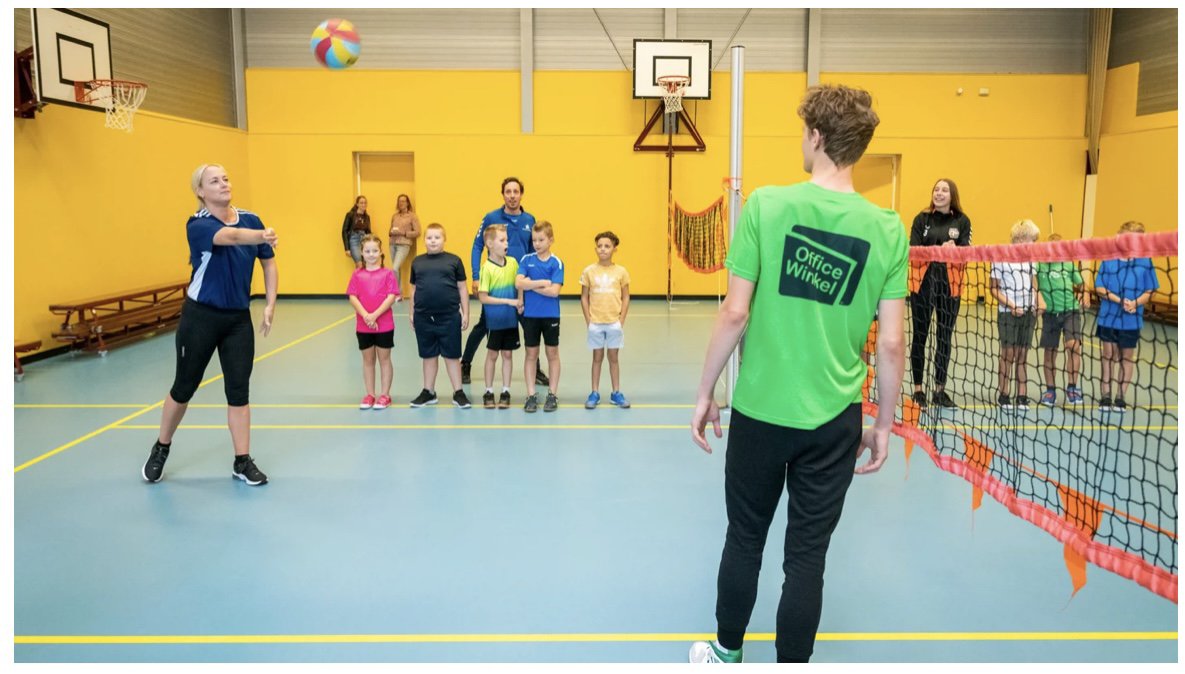 MijntjePluimers's tweet photo. #Sporten en bewegen zijn leuk en gezond! Ihkv #WKVolleybalVrouwen en volleybalclinics vandaag namens college ‘eerste opslag’ mogen doen met toppers v @SSSBarneveld en @SDSVoorthuizen Blije kinderen #DeVogelhorst zó enthousiast en lekker aan de slag! 🏐 Vele scholen doen mee! https://t.co/ThfUuN5wZu
