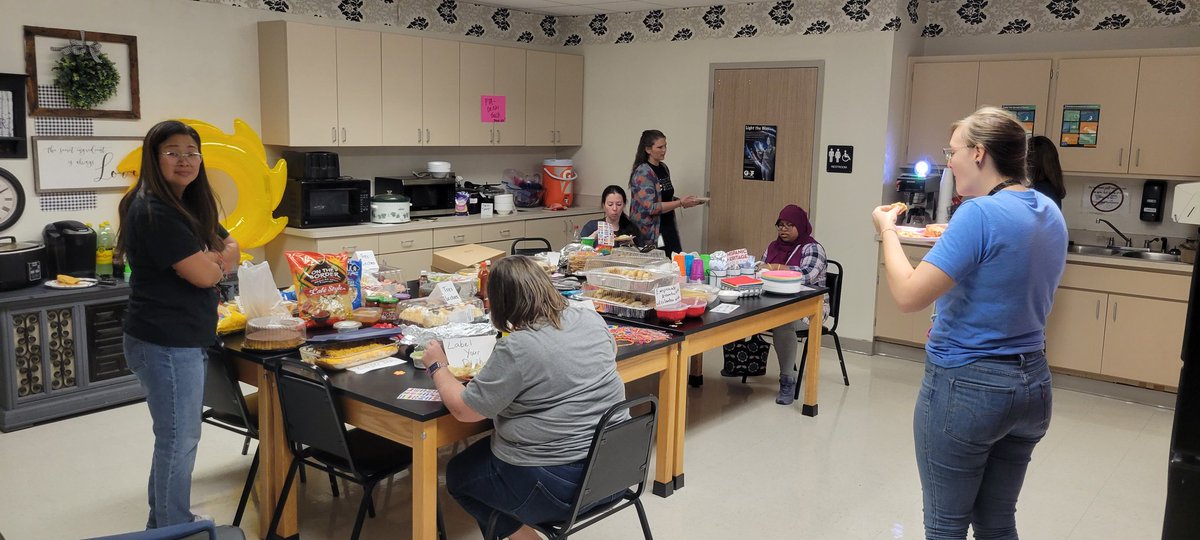 anafg28's tweet photo. It's such a good feeling seeing everyone enjoying & celebrating Hispanic Culture together #SpringCreekWay
#hispanicheritagemonth #mesdelahispanidad https://t.co/nIBSxvA9xj