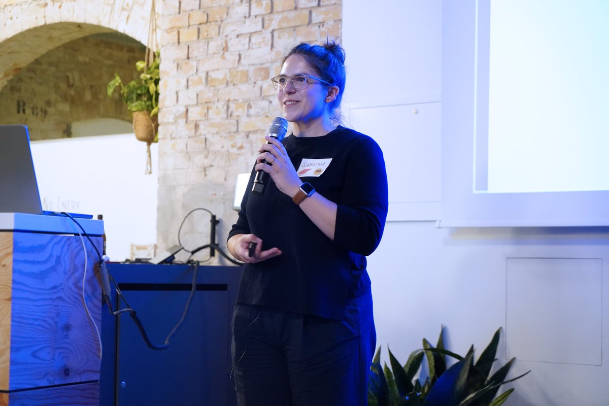 DigitalServBund's tweet photo. Am Mittwoch sprach unsere Designerin Sabrina @Feuerherd beim @SDDBerlin-Meetup über bessere Verwaltungsleistungen durch digitaltaugliche Gesetze und diskutierte gemeinsam mit dem Publikum eine Methode, Gesetze auf Digitaltauglichkeit zu überprüfen. #ServiceDesign https://t.co/0nmr2nT5tJ