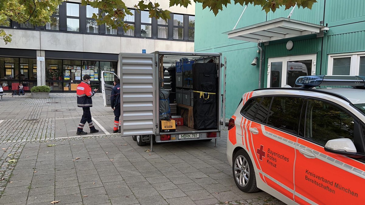 roteskreuzmuc's tweet photo. #Bombenfund in #Denning
15 Ehrenamtliche des #BRK MUC kümmern sich gemeinsam mit @JUH_Muenchen @Malteser_OberBY @ASBMuenchen in der Akutbetreuungsstelle im Wilhelm Hausenstein Gymnasium um Menschen, die im Evakuierungsbereich wohnen. https://t.co/vjJWSAoNxf