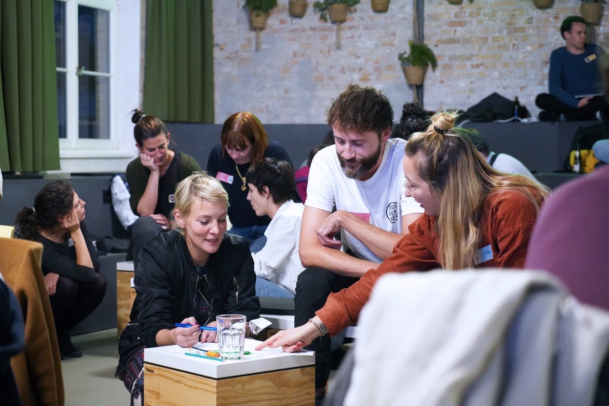 Am Mittwoch sprach unsere Designerin Sabrina @Feuerherd beim <a href="/SDDBerlin/">Service Design Drinks Berlin</a>-Meetup über bessere Verwaltungsleistungen durch digitaltaugliche Gesetze und diskutierte gemeinsam mit dem Publikum eine Methode, Gesetze auf Digitaltauglichkeit zu überprüfen. #ServiceDesign