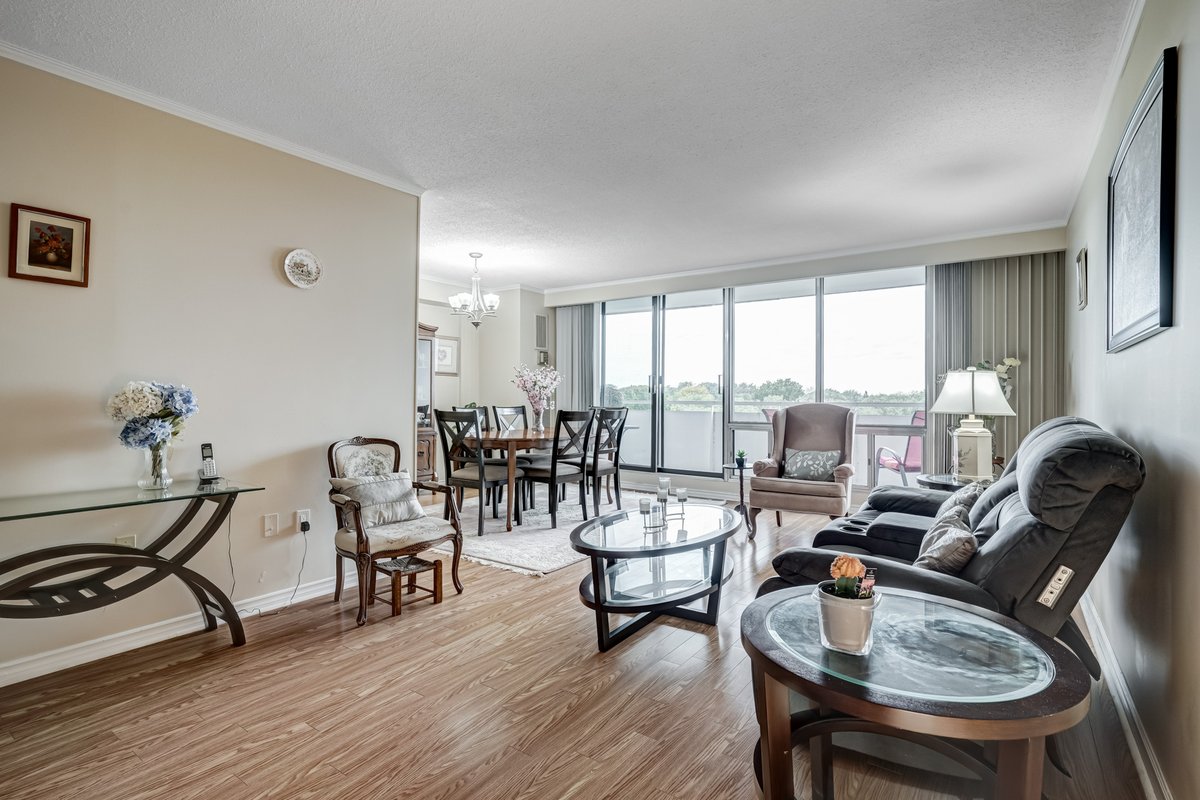TheHanlonTeam's tweet photo. Check out this 3 bedroom #condo in #burlington. Fabulous view from the balcony. Top of the line amenities. 702-2055 Upper Middle Road Contact us 905-271-5141 https://t.co/B8AlqfwIqQ